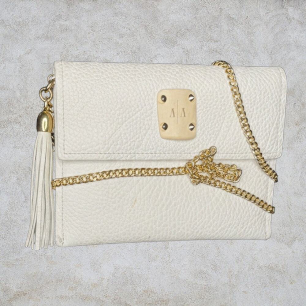 Ashley Pittman White Pebbled Leather Crossbody Bag with Horn Plaque and Gold Tas - Picture 3 of 4